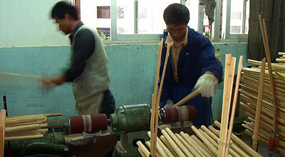 竹の表面を細かく丁寧に研磨作業を加える。