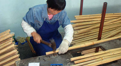 竹４つがバラけないように、柄部分へ契（金具）を取り付ける。