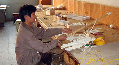 竹刀を仕組む作業。